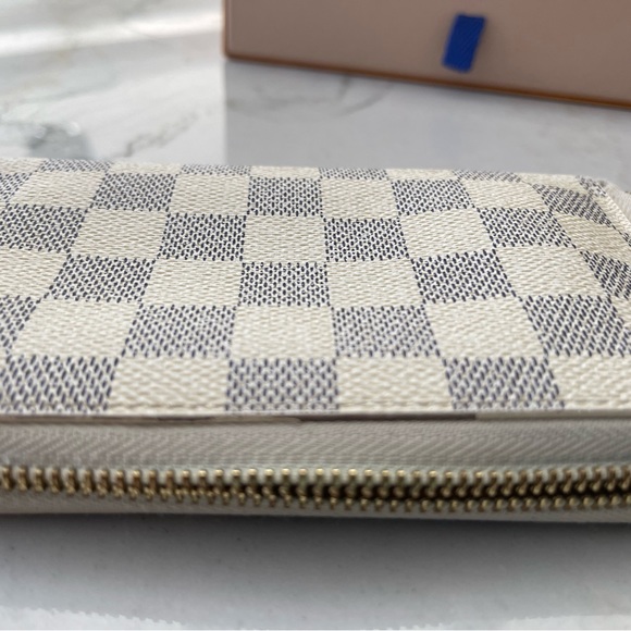Louis Vuitton Authentic Zippy Wallet - Picture 10 of 15